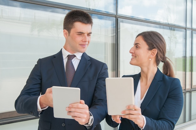 Miembros del equipo de negocios compartiendo información del proyecto.