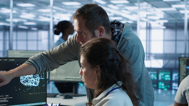 Miembros del equipo de TI programando scripts en computadora que emplean aprendizaje automático de IA