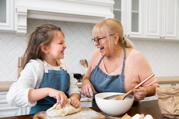 Miembros de la familia felices de tiro medio