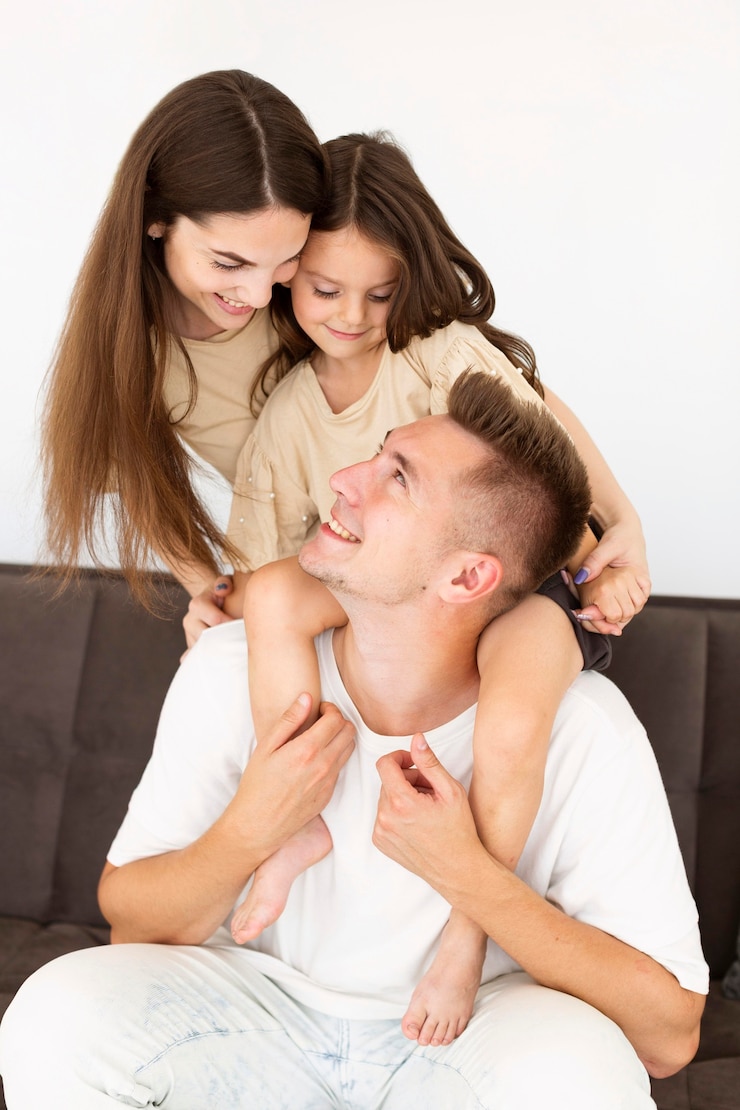 Foto gratuito miembros de la familia mirándose