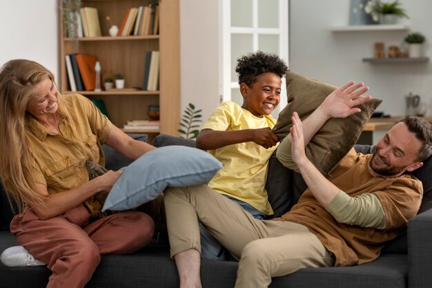 Miembros de la familia de tiro completo jugando juntos