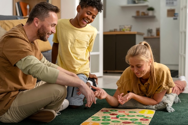 Miembros de la familia de tiro completo jugando