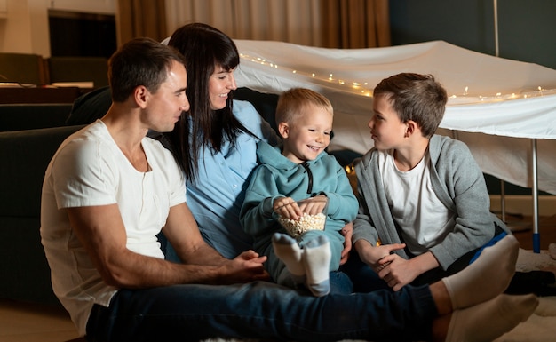 Miembros de la familia de tiro completo sentados juntos