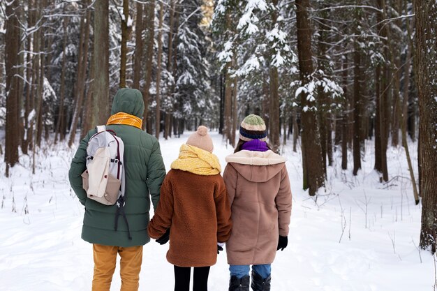 Miembros de la familia de tiro medio caminando juntos