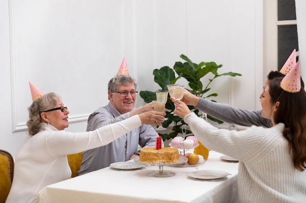 Miembros de la familia de tiro medio celebrando