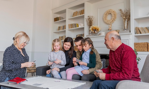 Miembros de la familia de tiro medio jugando juegos