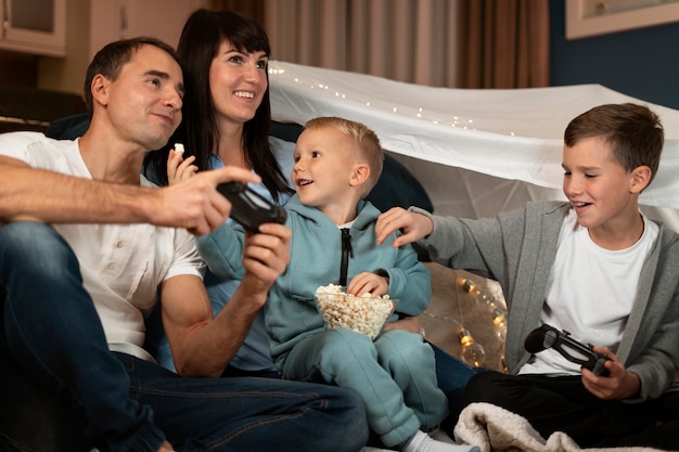 Miembros de la familia de tiro medio jugando juntos