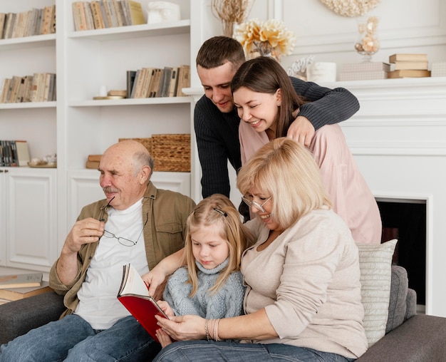 Miembros de la familia de tiro medio leyendo