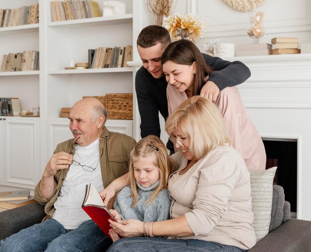 Miembros de la familia de tiro medio leyendo