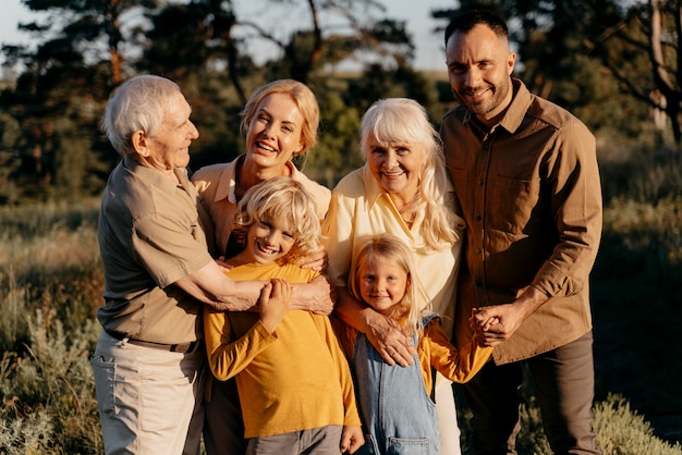 Miembros de la familia de tiro medio posando juntos