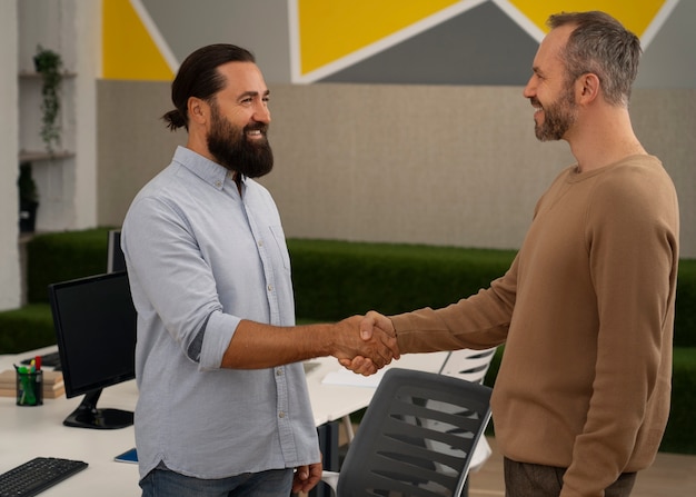 Foto gratuita miembros de los sindicatos trabajando juntos