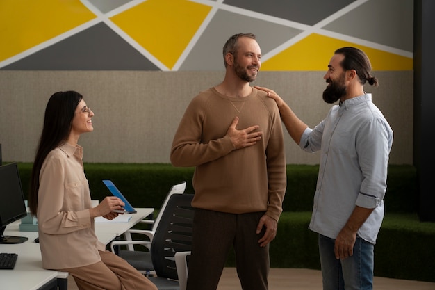 Foto gratuita miembros de los sindicatos trabajando juntos