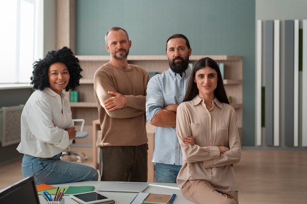 Foto gratuita miembros de los sindicatos trabajando juntos