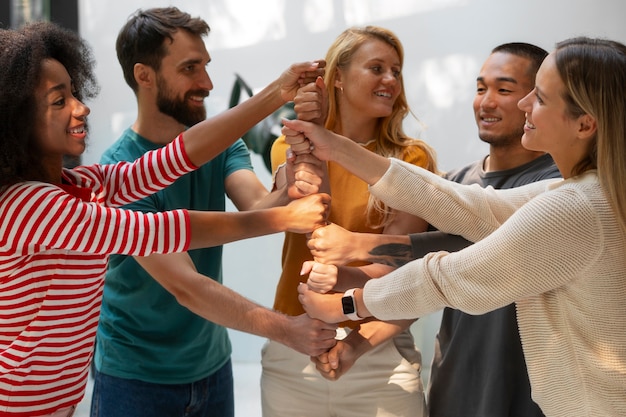 Foto gratuita miembros de los sindicatos trabajando juntos