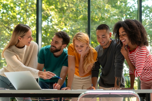 Foto gratuita miembros de los sindicatos trabajando juntos