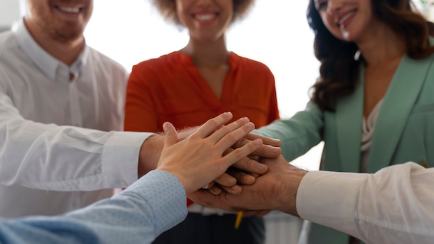 Foto gratuita miembros de los sindicatos trabajando juntos