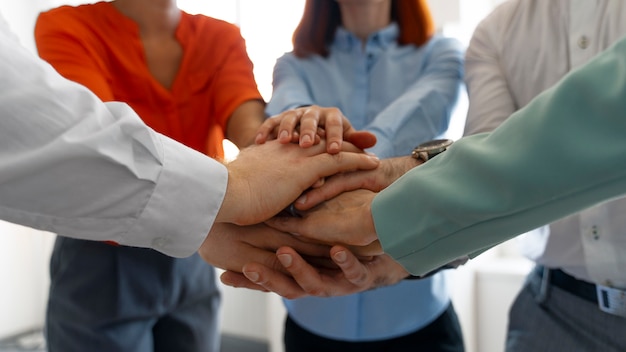 Foto gratuita miembros de los sindicatos trabajando juntos