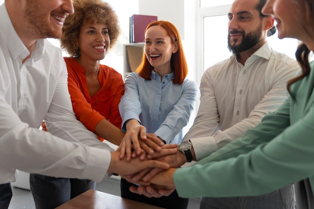 Foto gratuita miembros de los sindicatos trabajando juntos