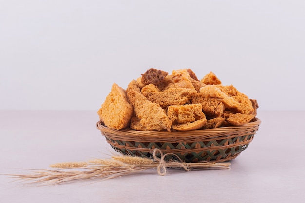 Migas de pan secas en un tazón con trigo.