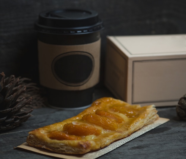 Foto gratuita milhojas de manzana, pastel austríaco en un trozo de papel