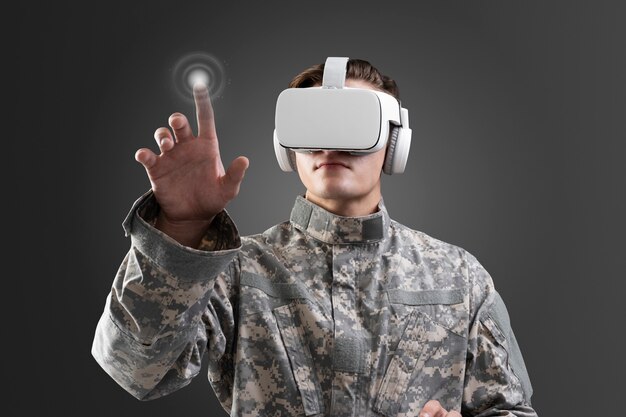 Militar en auriculares VR tocando la pantalla virtual