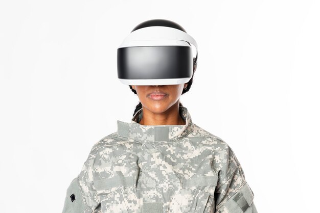 Militar femenino con tecnología del ejército de auriculares VR