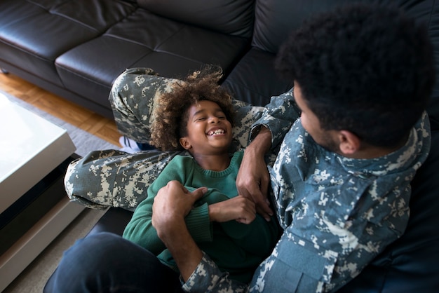 Foto gratuita un militar fuera de servicio disfrutando de momentos familiares