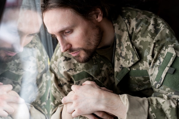 Foto gratuita militar, hombre, sufrimiento, de, ptsd