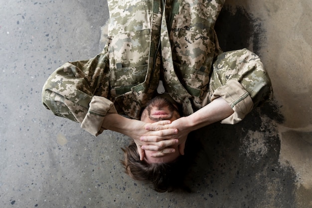 Foto gratuita militar, hombre, sufrimiento, de, ptsd