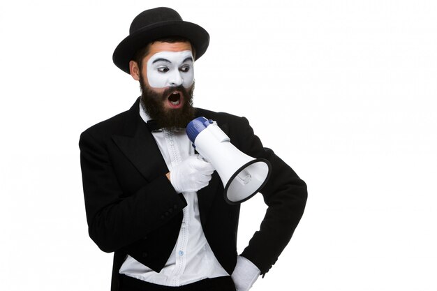 Mime como hombre de negocios con un megáfono