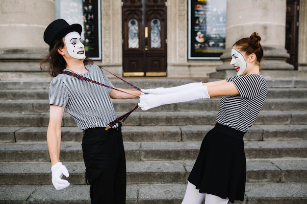 Mime mujer enojada tirando male mime ligada