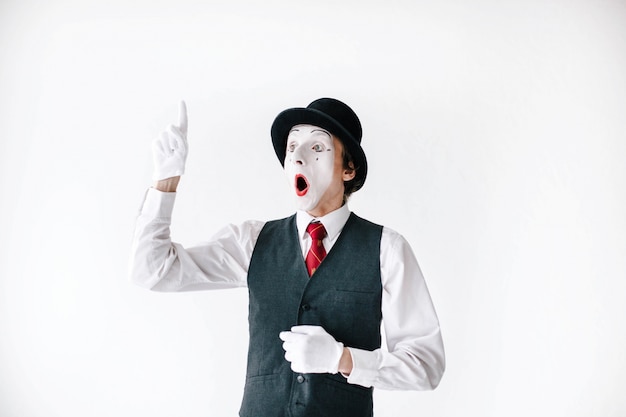 Foto gratuita el mime sorprendido sostiene su dedo para arriba