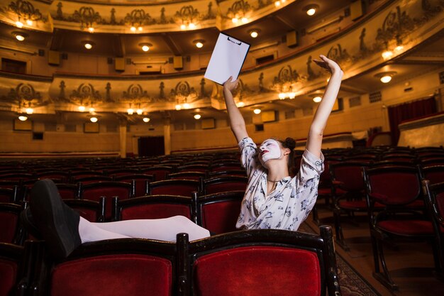 Mimo femenino con manuscrito estirando los brazos