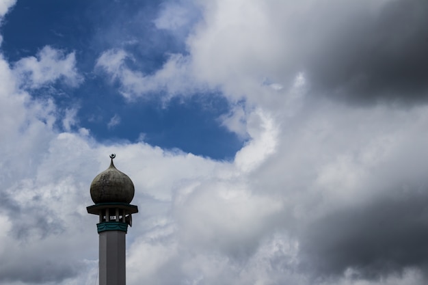 Minarete con nubes en el fondo