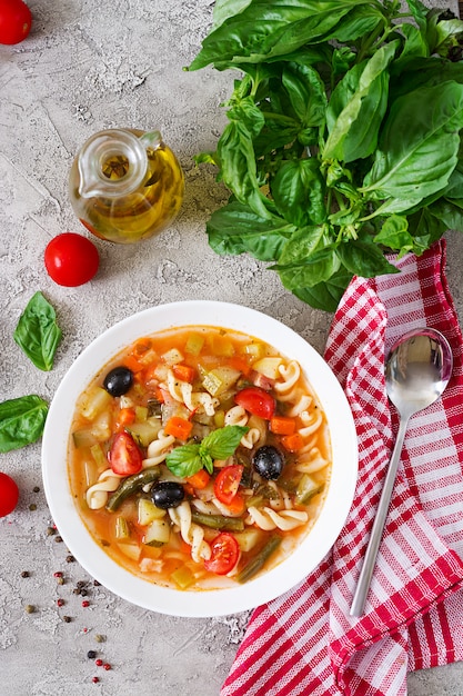 Minestrone, sopa de verduras italiana con pasta. Comida vegana. Vista superior. Endecha plana.