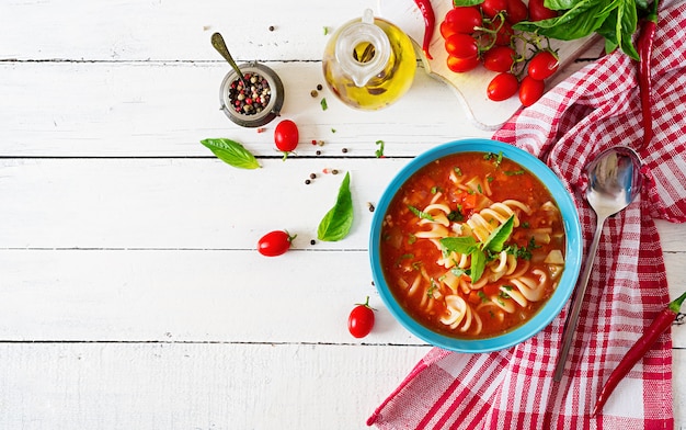 Minestrone, sopa de verduras italiana con pasta. Sopa de tomates. Comida vegana. Vista superior. Endecha plana.