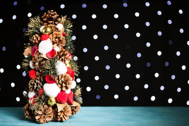 Mini árbol de Navidad con luz bokeh festiva. Decoración y vacaciones. Temporada y año nuevo