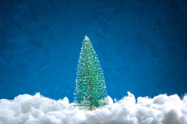 Mini árbol de Navidad de vista frontal sobre fondo blanco azul