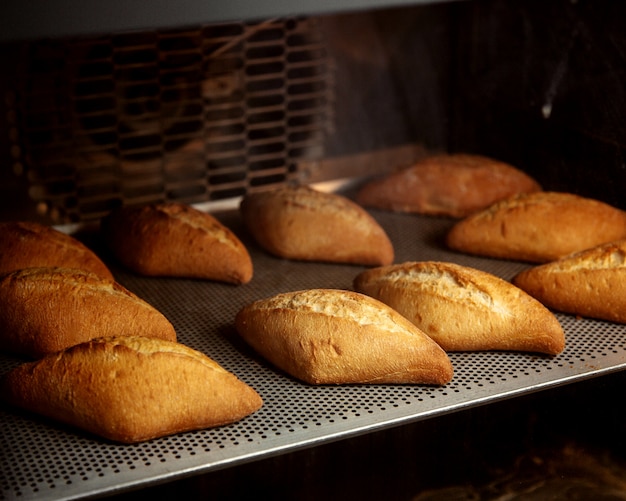 Foto gratuita mini bollos de pan en forma de romb listos en el horno