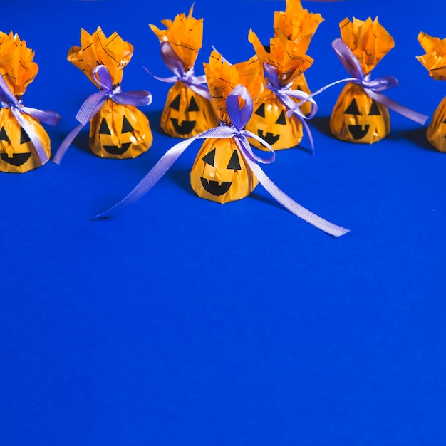 Foto gratuita mini caramelos de halloween