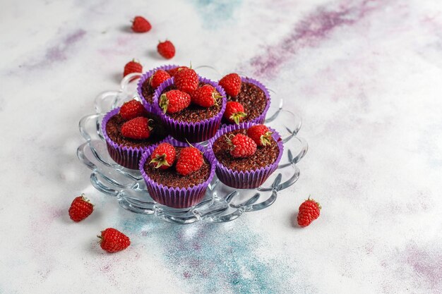 Mini cupcakes de soufflé de chocolate con frambuesas.