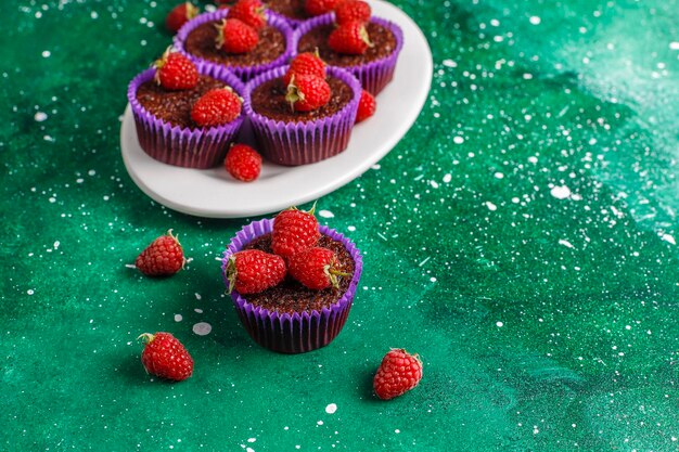 Mini cupcakes de soufflé de chocolate con frambuesas.