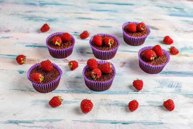 Mini cupcakes de soufflé de chocolate con frambuesas.