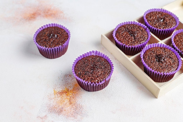 Mini cupcakes de soufflé de chocolate