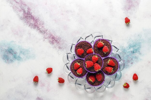 Mini cupcakes de sufle de chocolate con frambuesas.