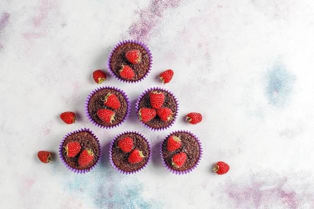 Mini cupcakes de sufle de chocolate con frambuesas.