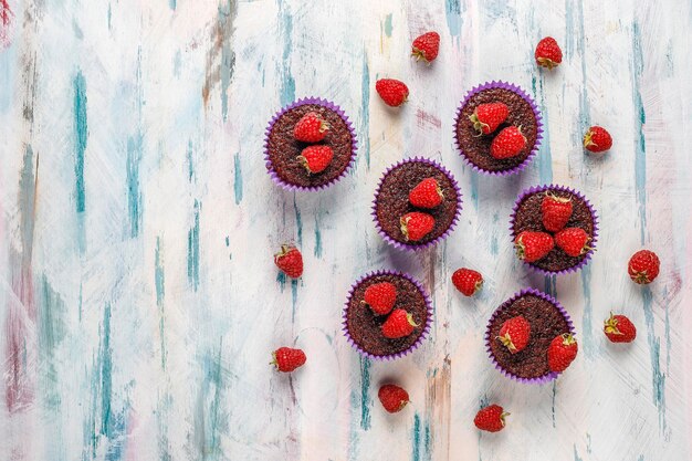 Mini cupcakes de sufle de chocolate con frambuesas.