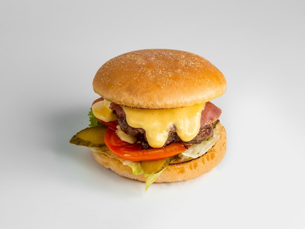 Mini hamburguesa de ternera con tomate salami, pepino y lechuga picada con queso