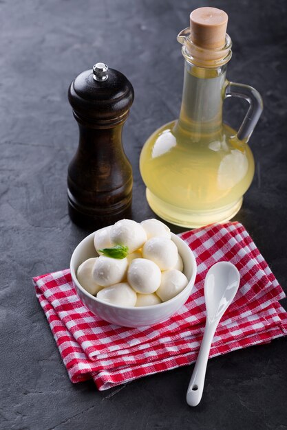 Mini mozzarella en un tazón con aceite