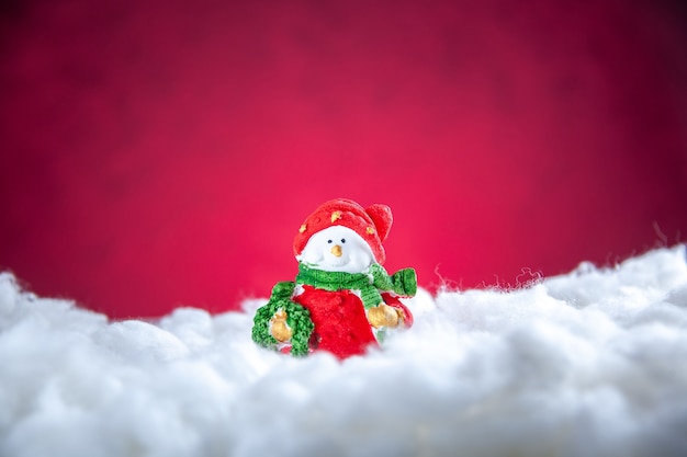 Mini muñeco de nieve de vista frontal sobre fondo rojo con lugar de copia